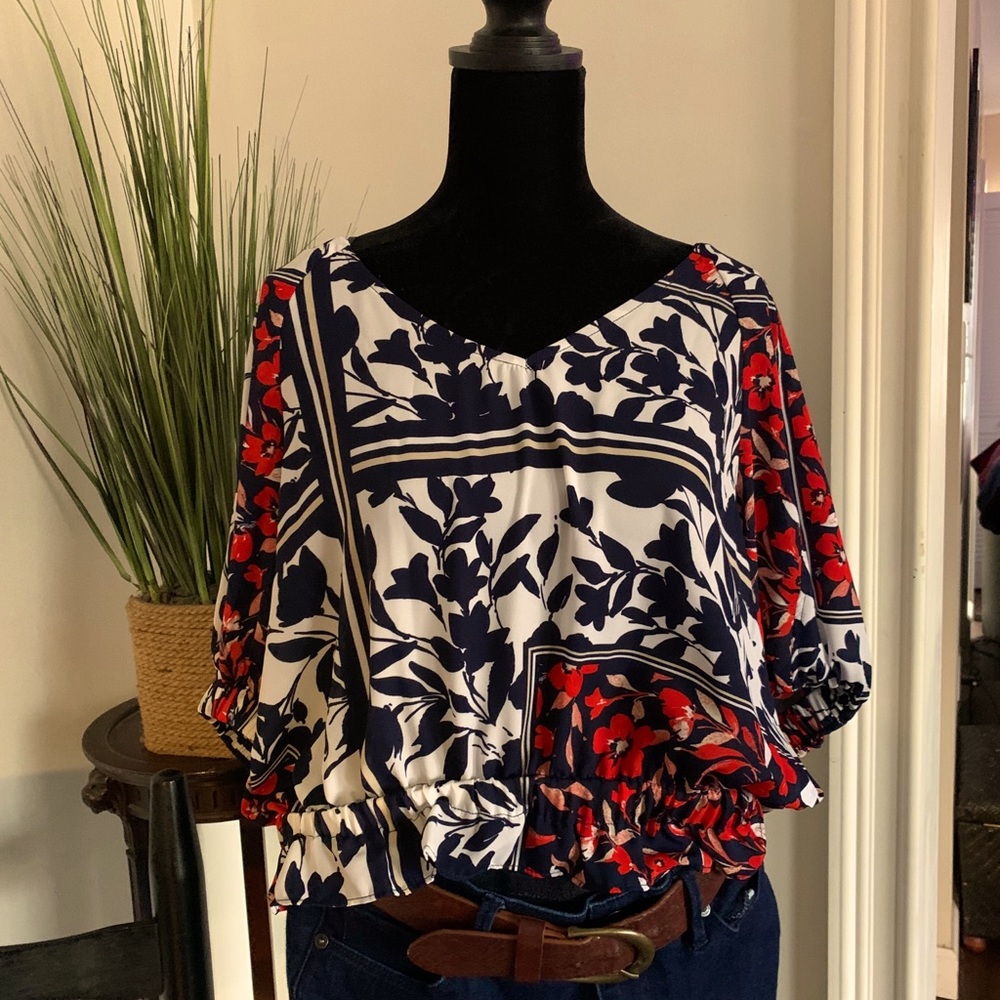 SOHO-Brand New Floral Top- L
